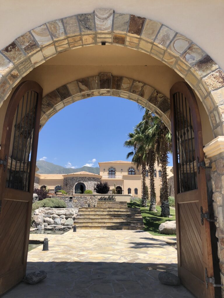 Entrada da vinícola Piatelli, arquitetura espanhola.